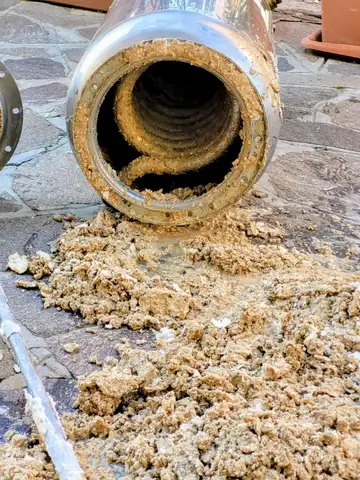 Caldaia Euroterm MEB 20 anno 1992 con boiler monoserpentino aperto e calcare estratto