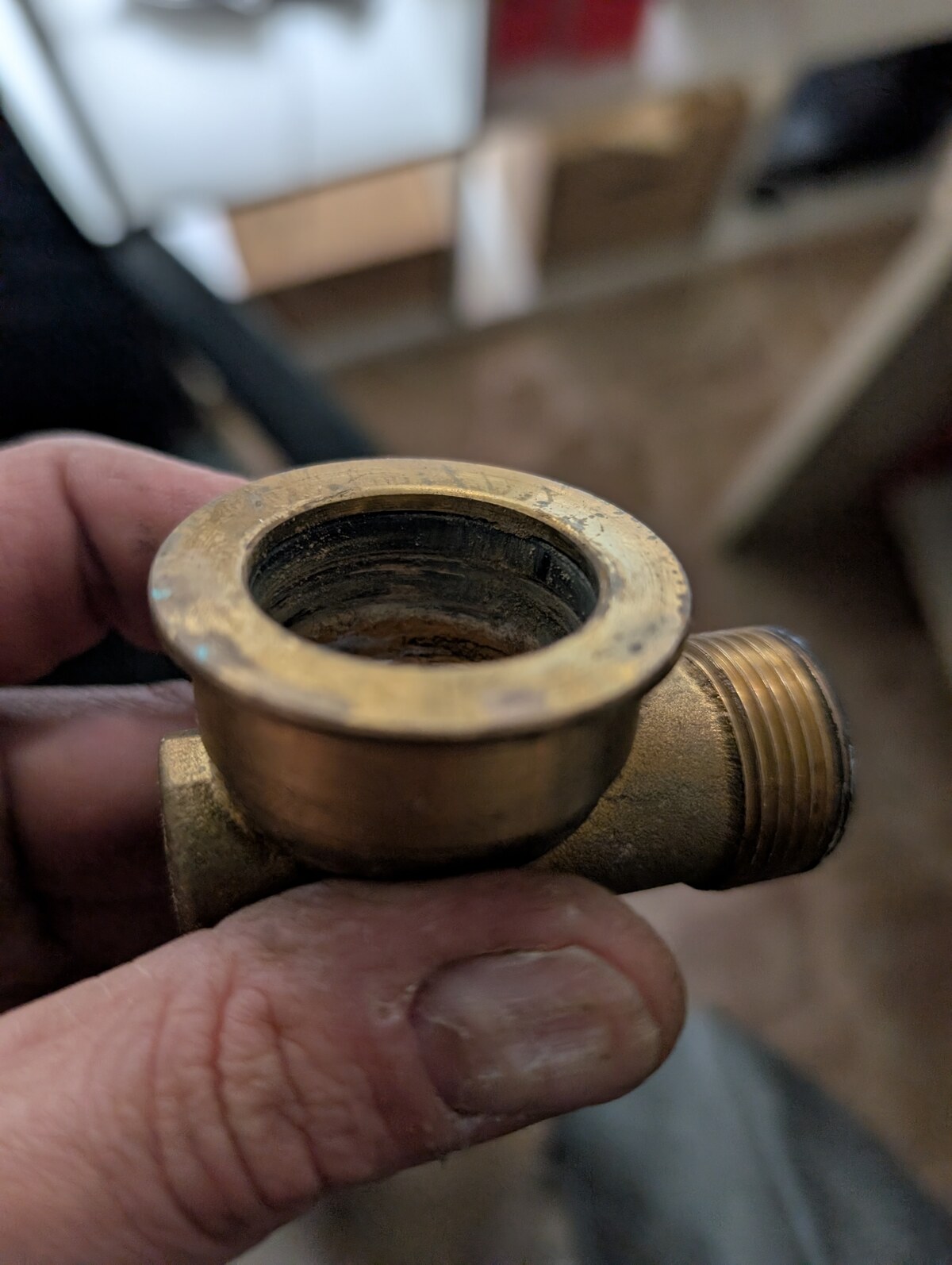 Raccordo in ottone lato impianto termico con O-ring sporchi su Radiant R2K 24