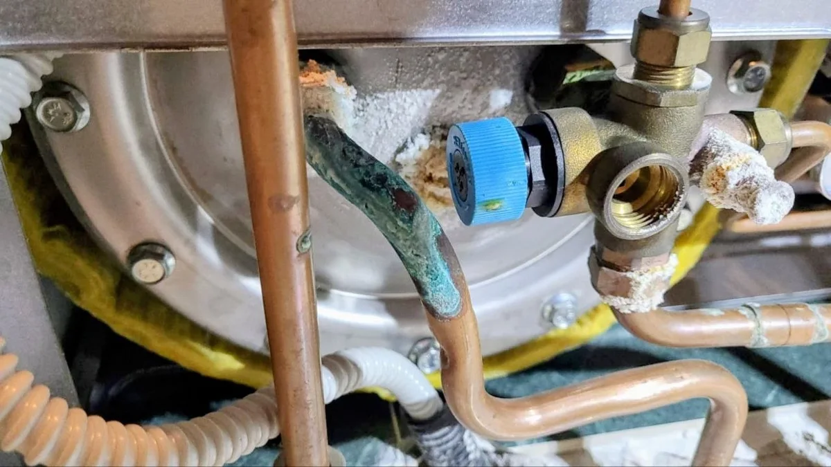 Tappo anodo visto dal basso con calcare e segni di lacrimazione