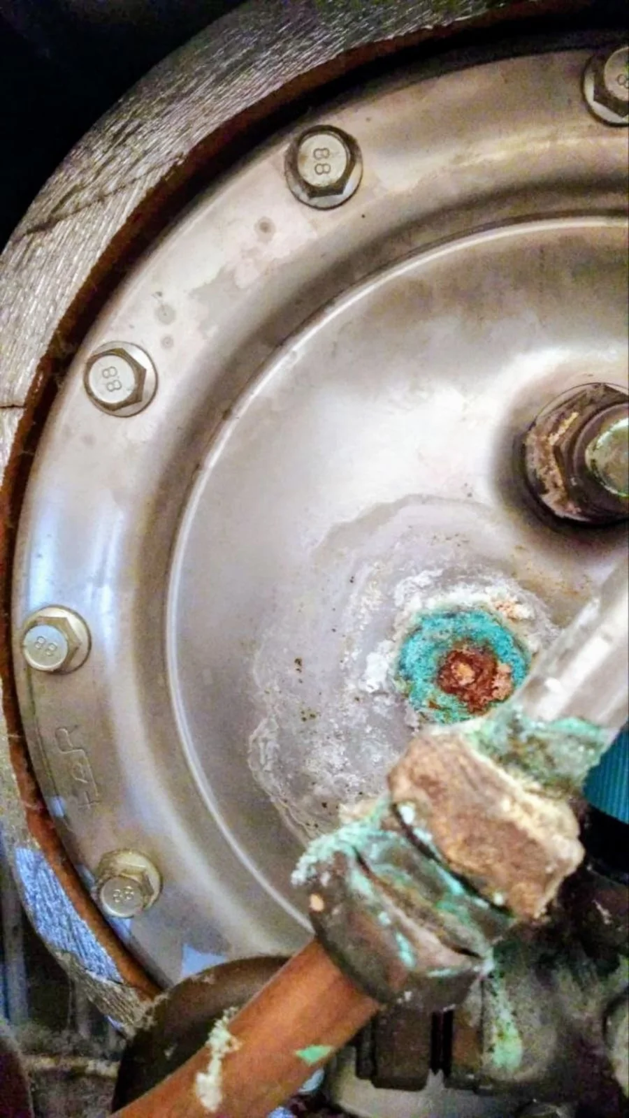 Tappo anodo del boiler ossidato con incrostazioni e rischio perdita