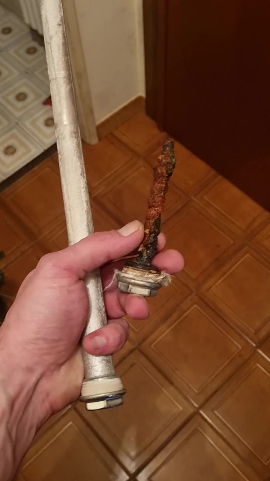 Confronto tra anodo consumato e anodo nuovo per boiler caldaia