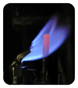 Fiamma pilota accesa in una vecchia caldaia a gas.